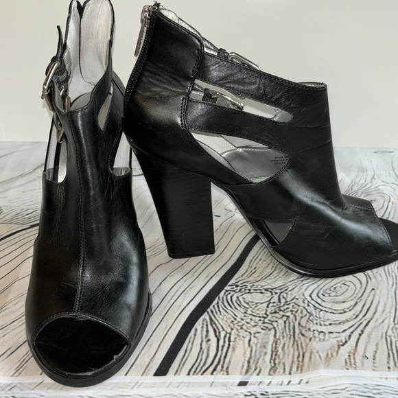 GUESS Peep Toe Double Buckle Straps Back Zip Heel Sandals Size 9 - Picture 3 of 12